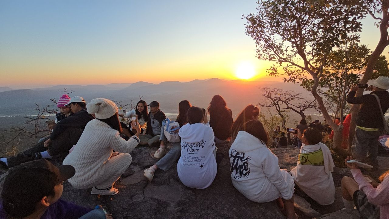 游客聚集迎接暹罗的第一道曙光 于 Phu Chanadai 中 伴随 13 度气温