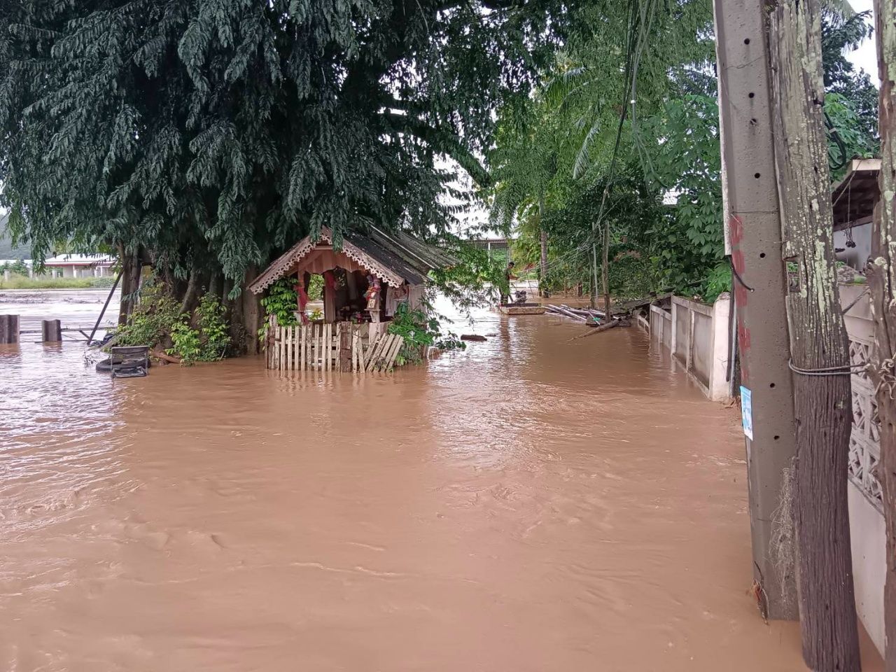大雨导致Mae Chaem洪水，部分地区水位高达一米，紧急撤离居民和弱势群体