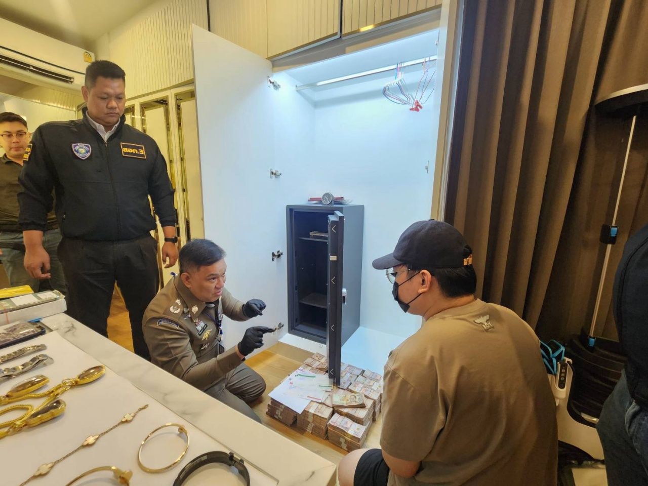 摧毁博彩网站络 Auto888vip，查扣资产超过5600万，包括房产、豪车和现金