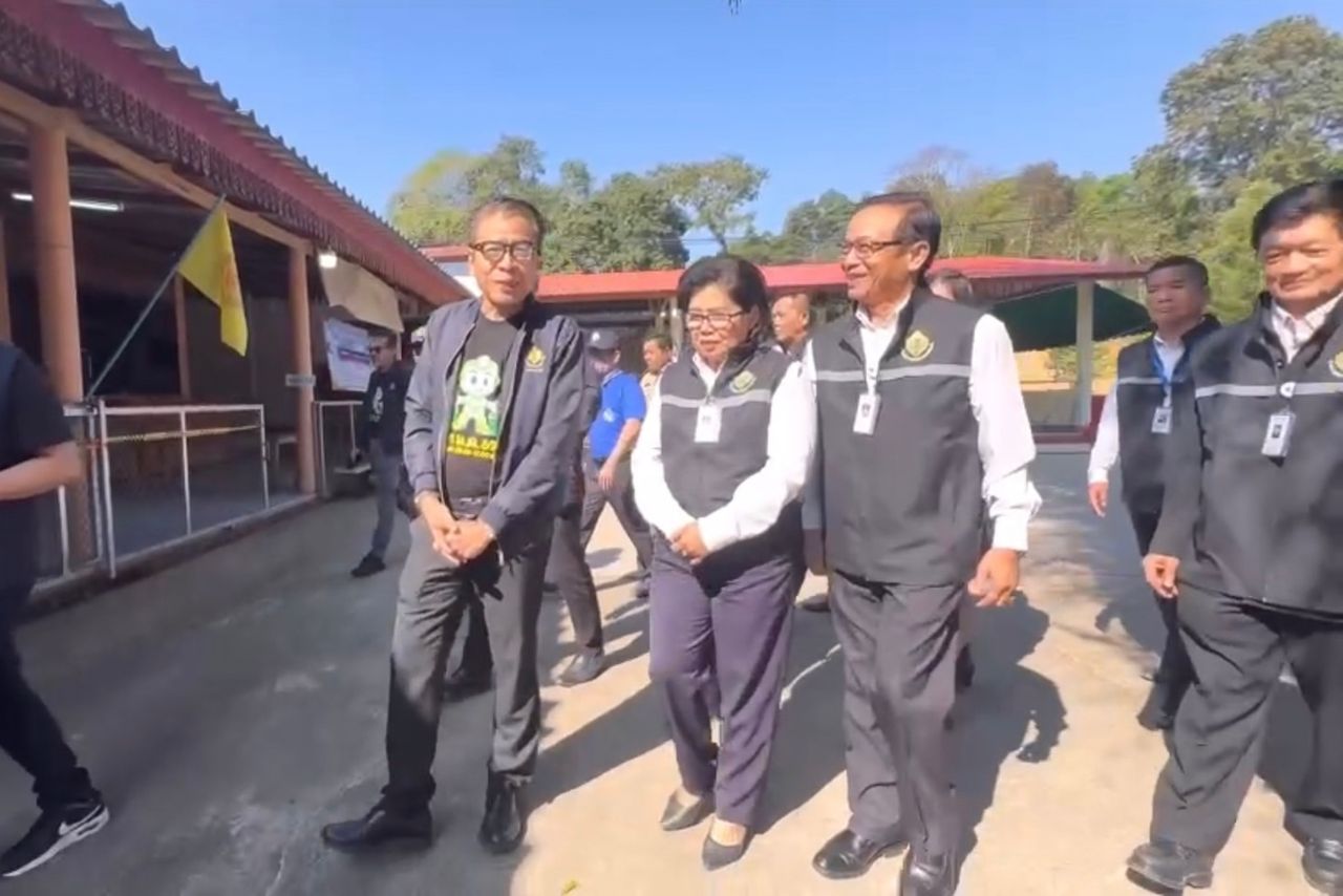 选举委员会秘书查看乌达拉迪选举投票，参与热情高涨