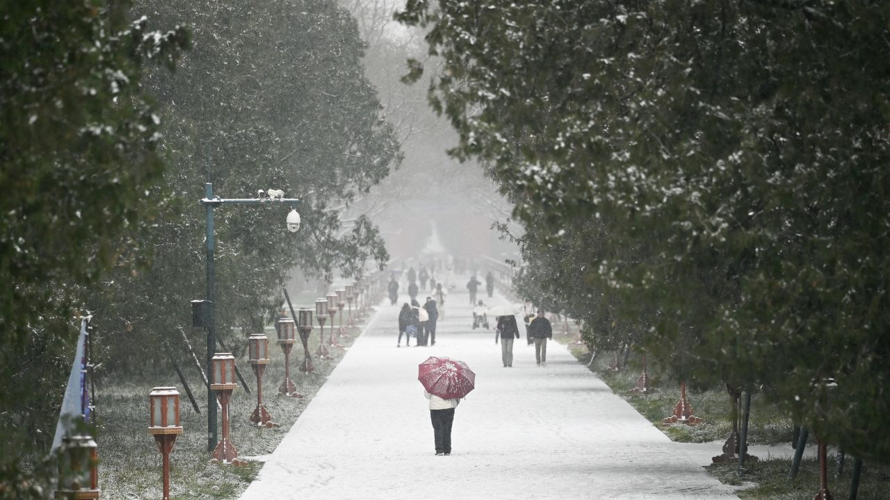 北京迎来本季初雪 气温骤降 部分地区面临暴风雪