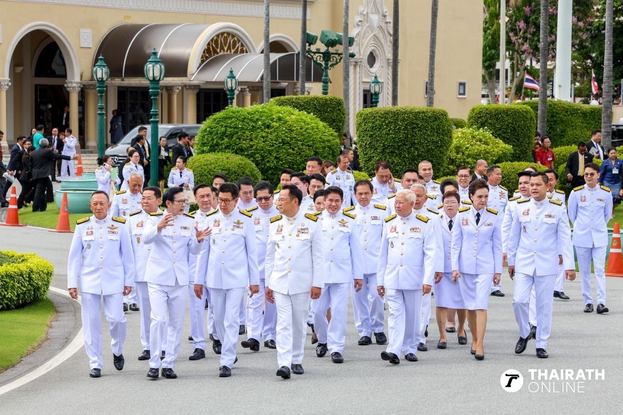 “阿努廷内阁”在泰国政府大楼前拍摄全家福，进行宣誓后特别会议