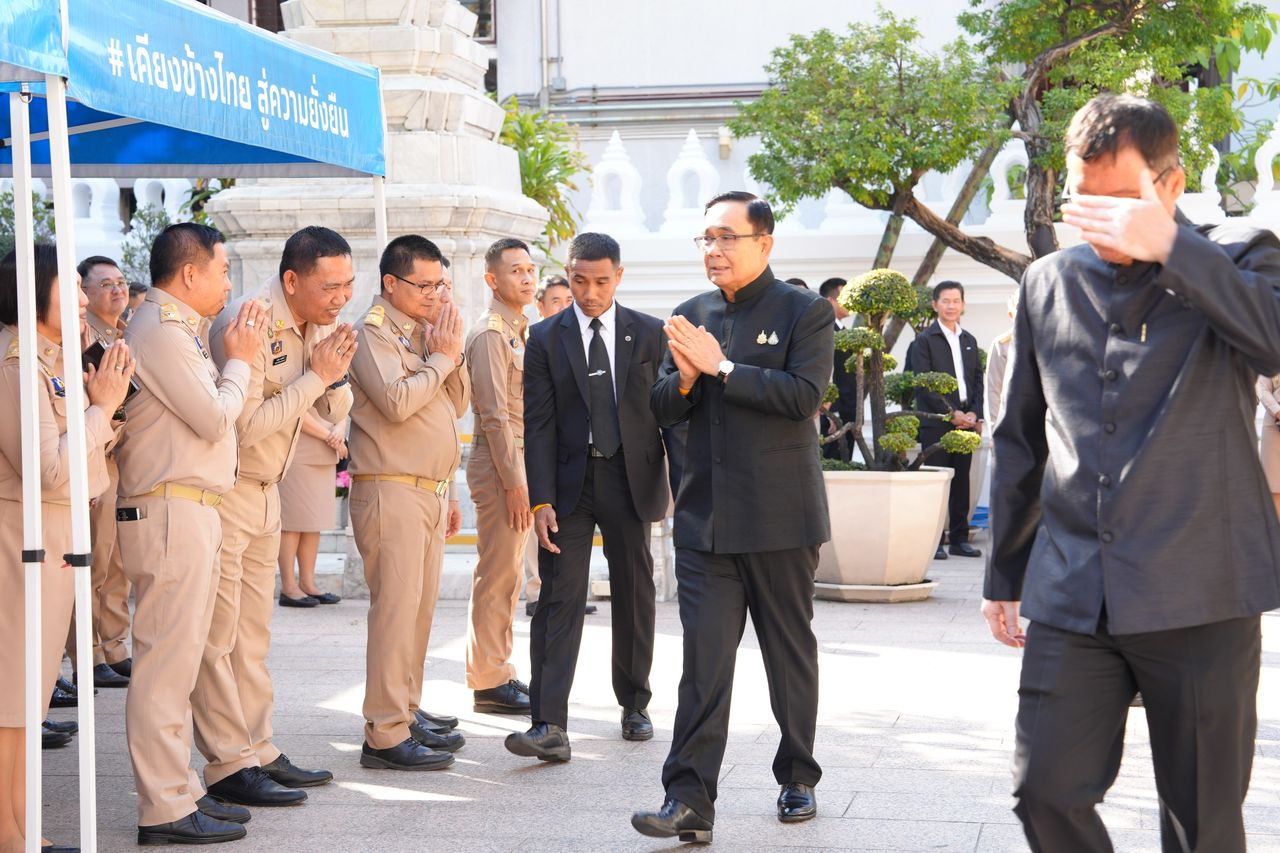 “大树” 鼓励 “阿努廷” 会面时恭敬“最高宗教领袖”