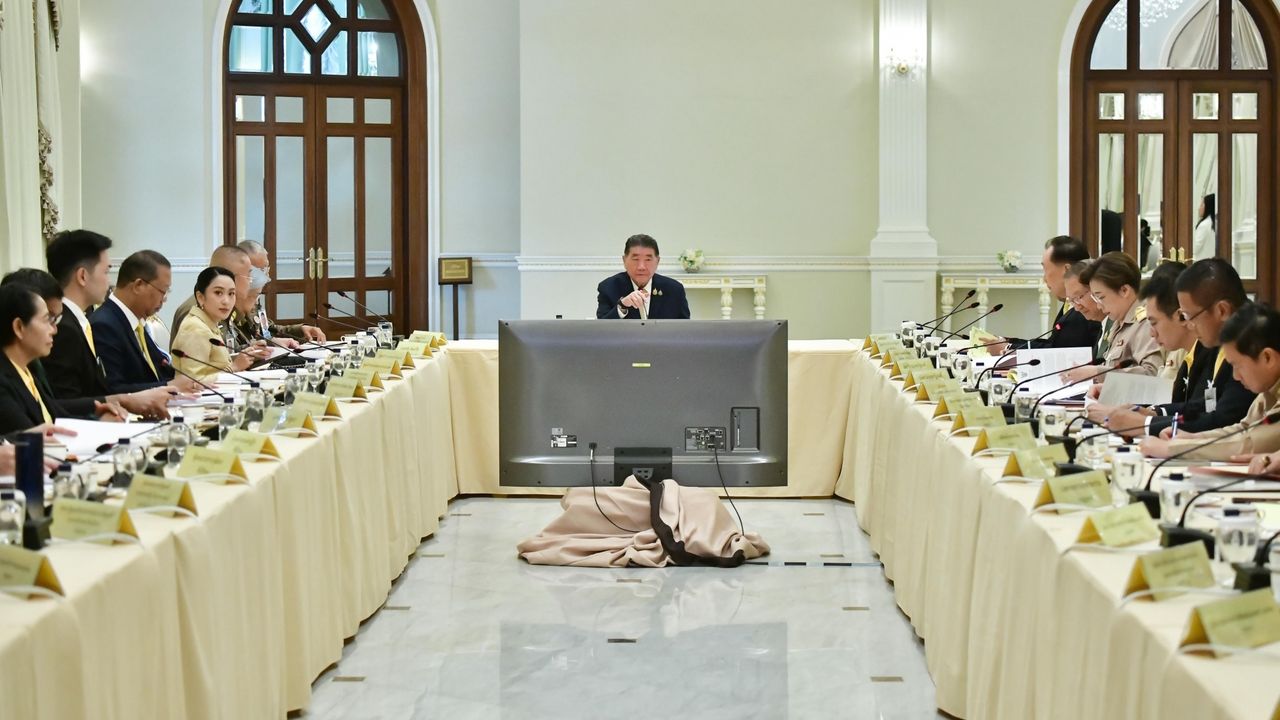 “贝通他”进入政府大楼，身着泰国传统服装参加委员会会议以庆祝御赐荣誉活动