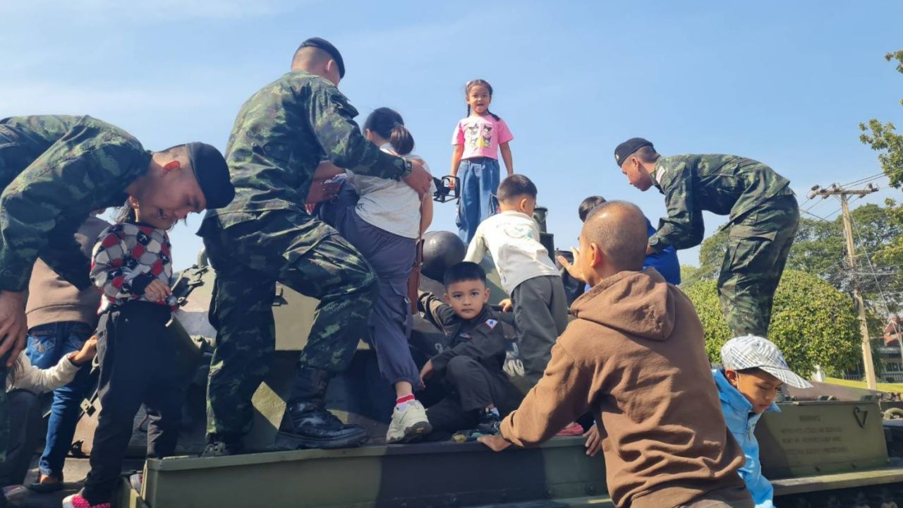 第二军区在儿童节展示武器，与大家激情高唱