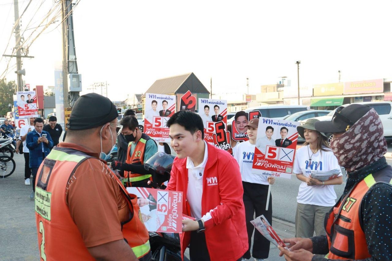 “育察南”带领为泰党在暖武里府码头拉票，随后继续在巴吞他尼府拉票，恳求成为总理