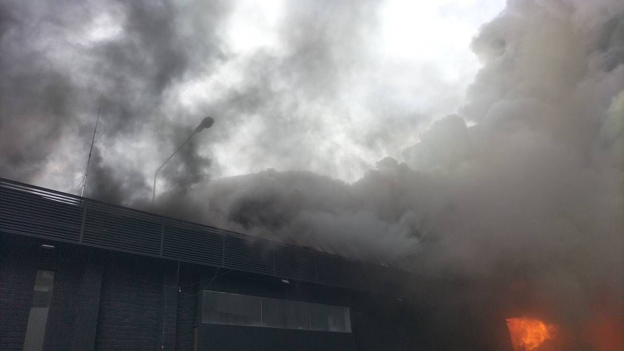 在研究中心巷-拉玛9巷的一家商店发生火灾，工作人员正在紧急灭火
