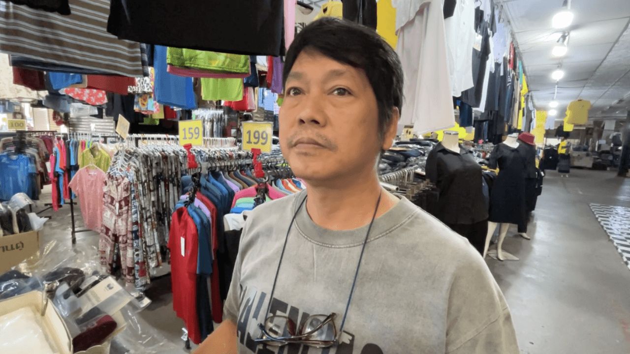 孔敬府店铺仍维持“黑色衣服”价格不变,尽管工厂已提高服装种类成本