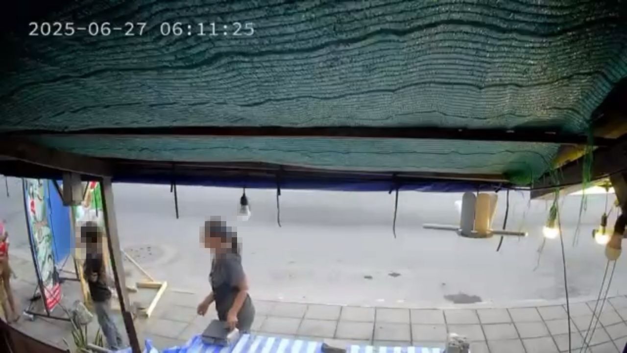 孩子抱着母亲痛哭，被抓偷平板电脑，“Pee Dam Grilled Fish”知名单身Tomboy店铺
