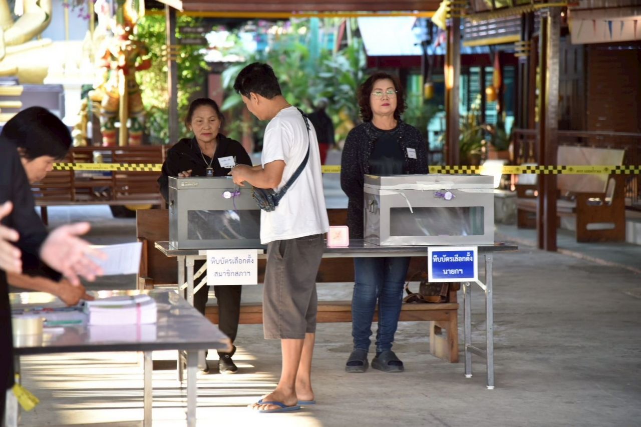 2569年乡镇管理委员会选举，选举委员会主席在素攀武里现场观察，呼吁民众积极行使权利