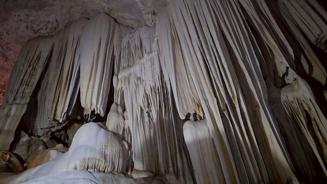 揭示伊森的未被发现之地 “帕雅娜加拉洞” 完美隐藏的地质之美