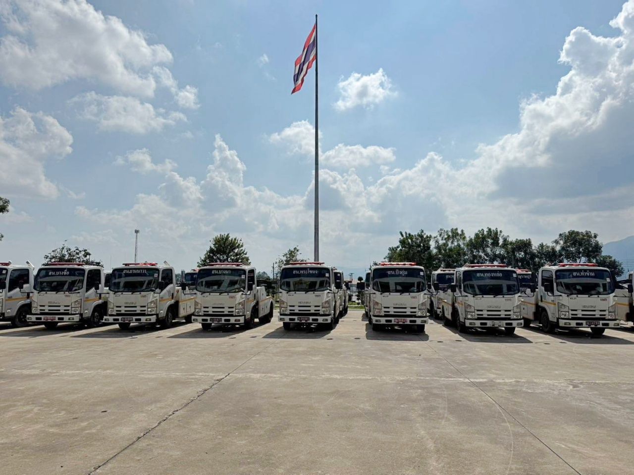 开始了,40辆升降机从首都警署清理合艾市道路,移走3个区域的车辆