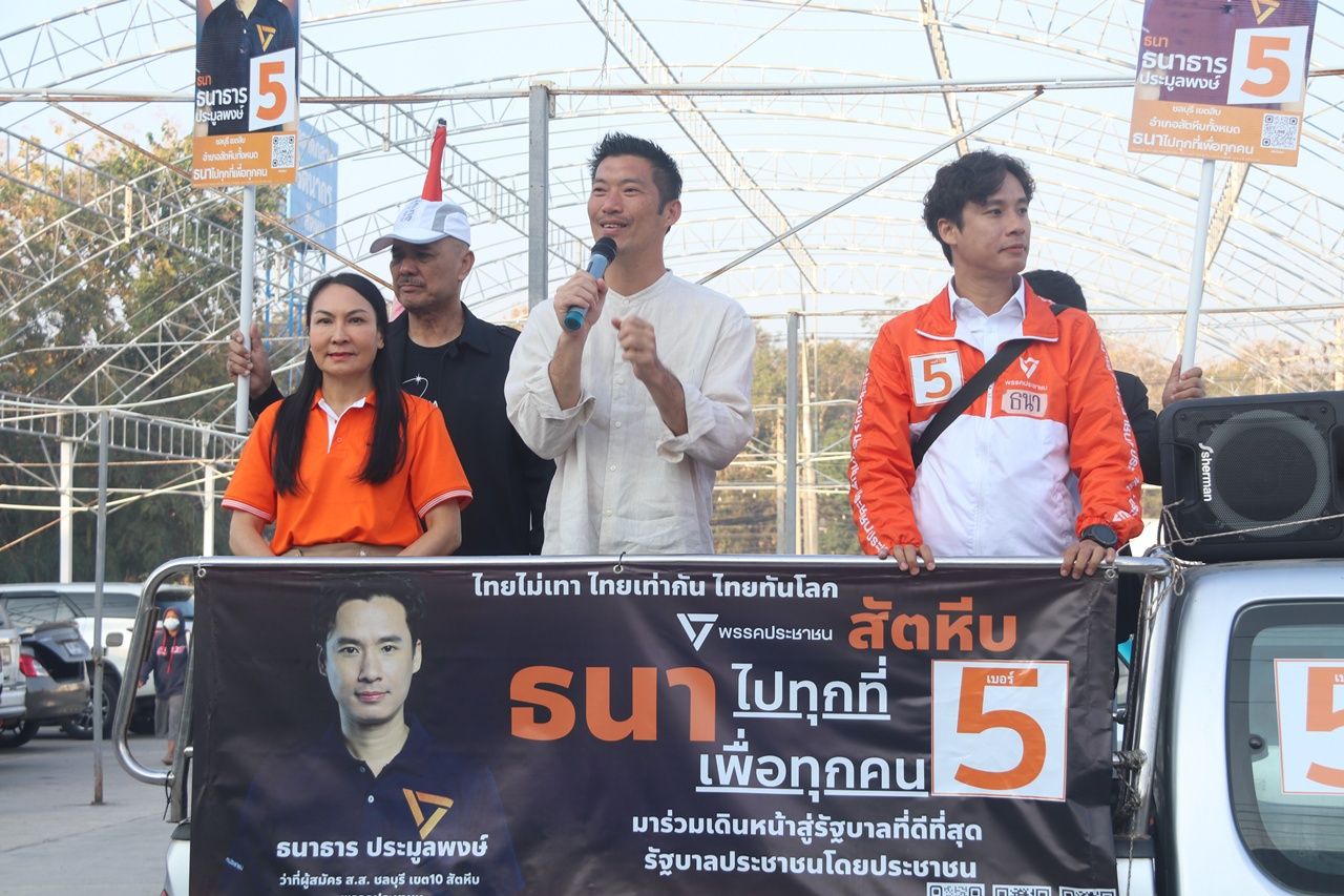 “塔纳通”在春武里-北柳府助人民党候选人拉票，强调“有我们就没有灰色”，声称不再有“变色龙”