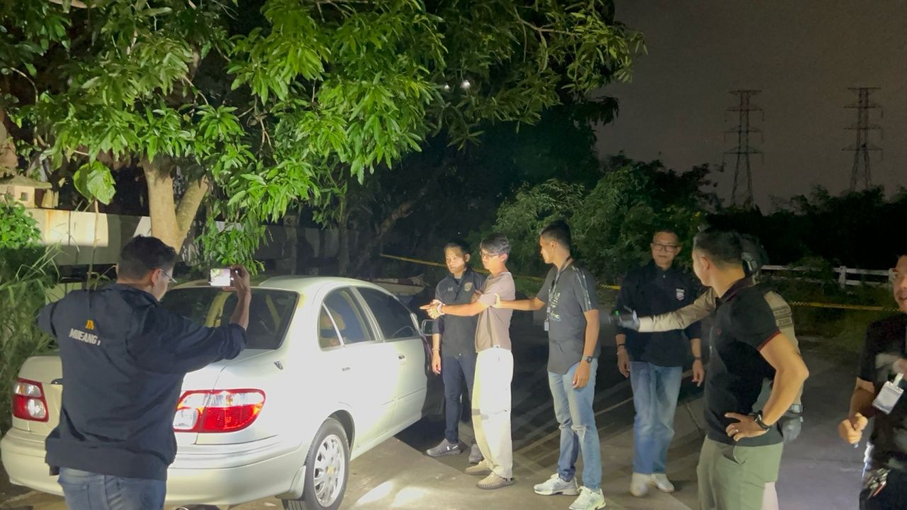 跟踪上车 锁住脖子杀害导游女 抢金偿还债务 把车停在废弃房子 每天回来查看尸体