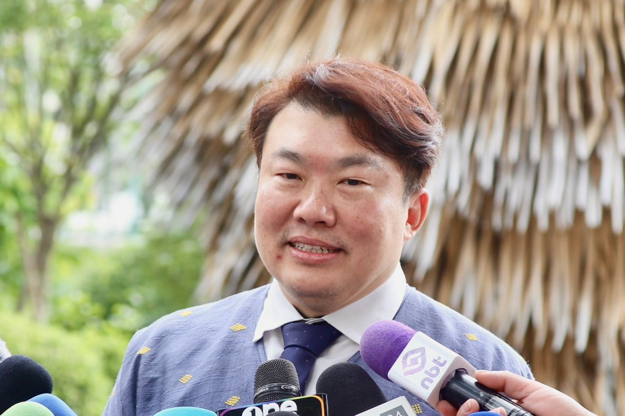 政府发言人重申必须沟通4张卡的使用问题，澄清增加贫困卡金额，使用条件不变