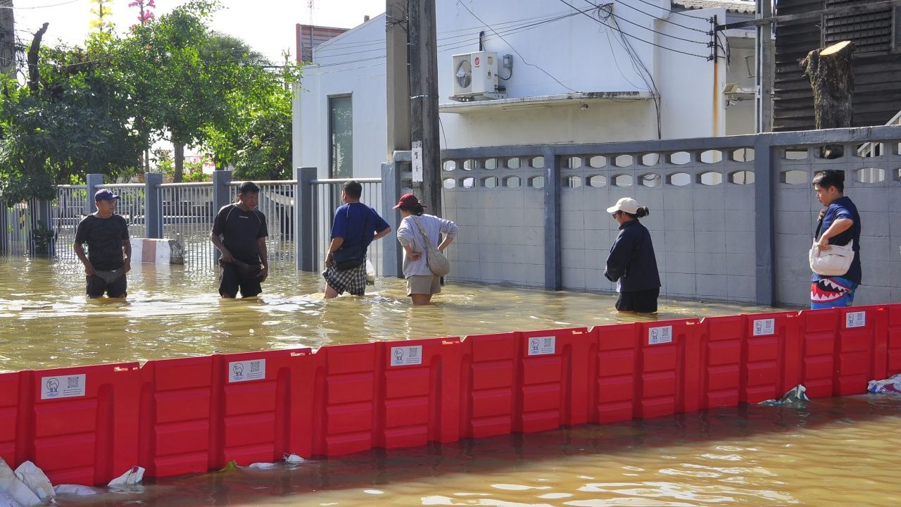 北榄府居民连续第二天遭遇海水倒灌,街道被淹通行困难