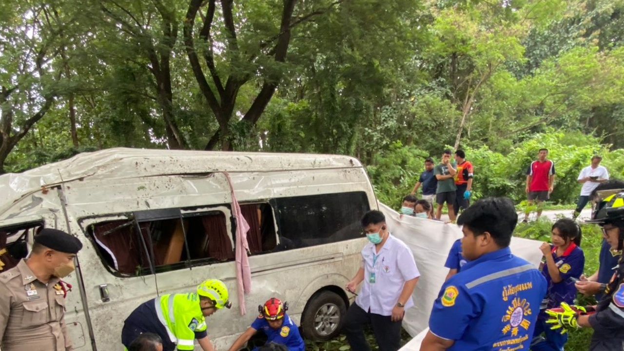 开学悲剧:学生接送面包车撞轿车,一名高三学生死亡,三人受伤