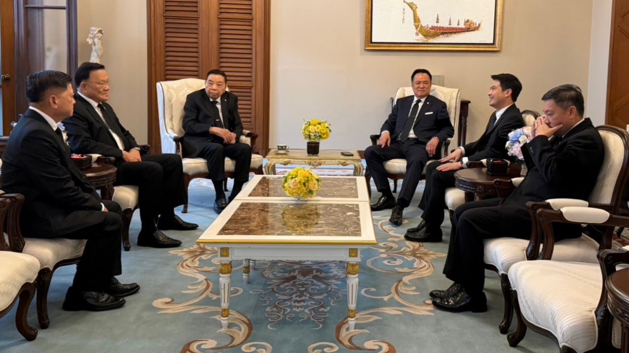 “总理阿努廷”带父亲参观泰国大楼 并坐总理椅以求吉祥