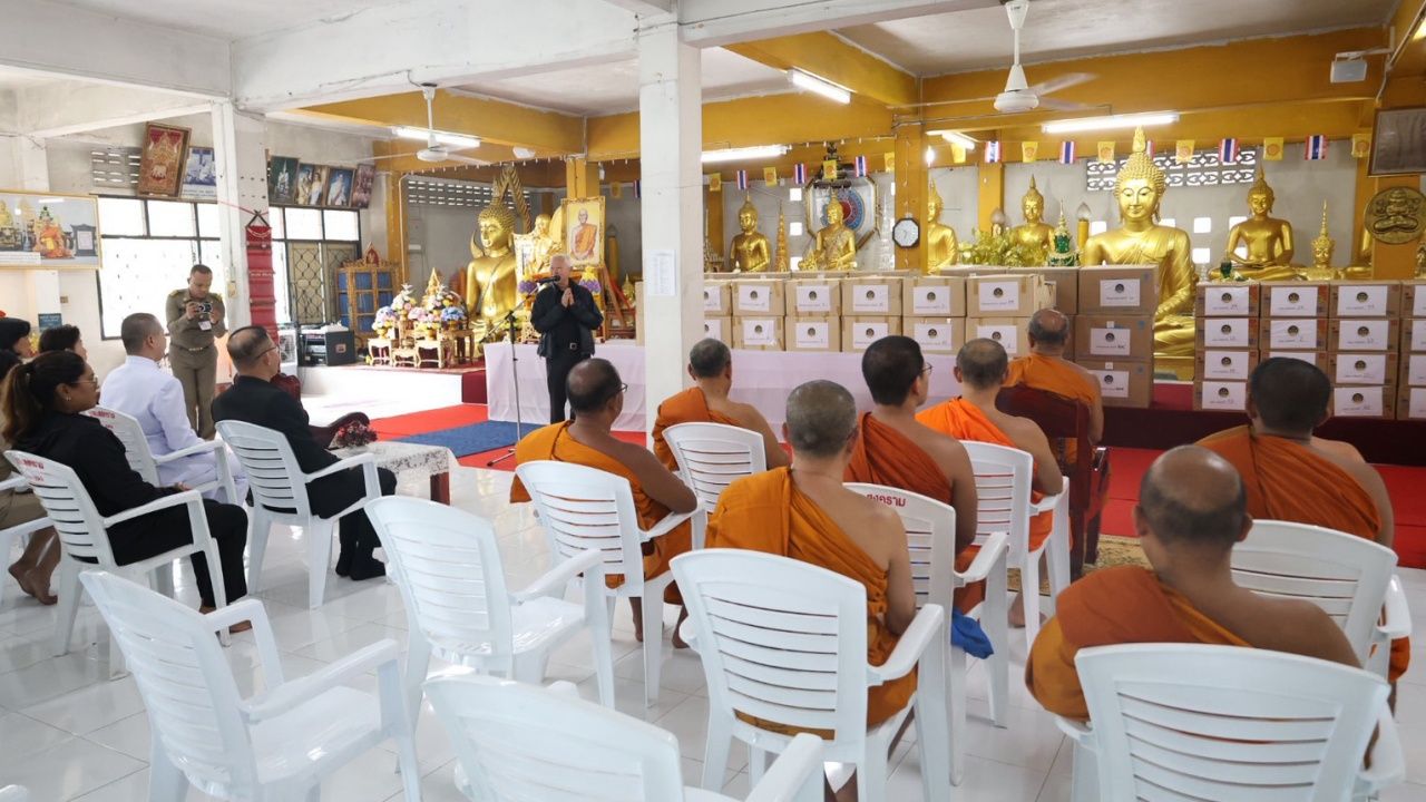 “波罗萨基” 访问宋卡，带来僧侣的衣物和捐赠的必需品帮助僧侣