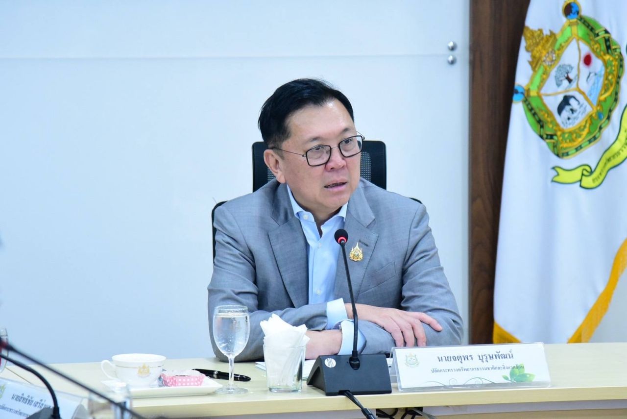 จตุพร บุรุษพัฒน์：资源部秘书升任第二届帕通他内阁的商务部长