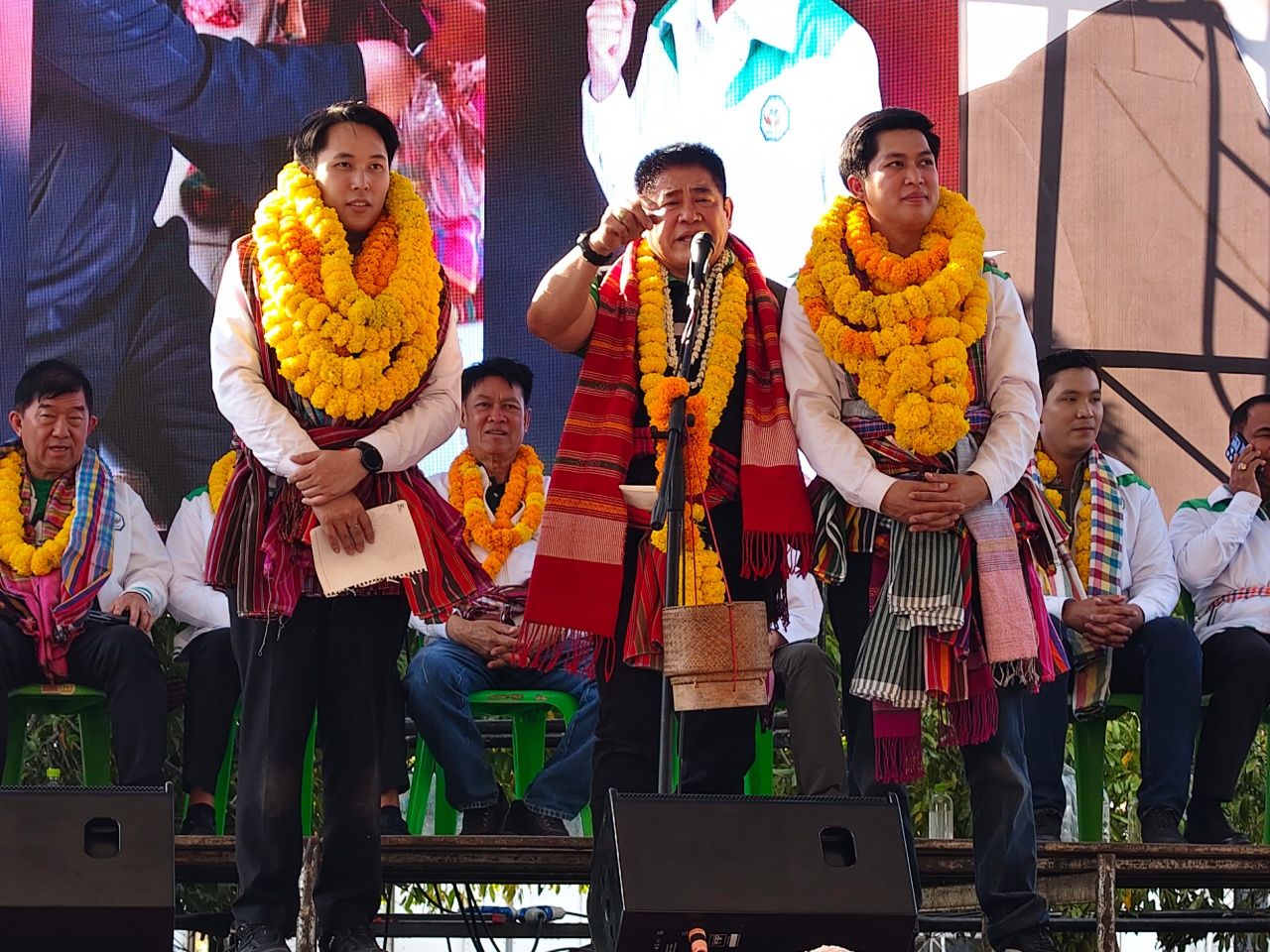 “达那瓦纳” 背着饭盒在黎乐演讲 宣称做真正的政治不卖梦想 自信横扫6个选区