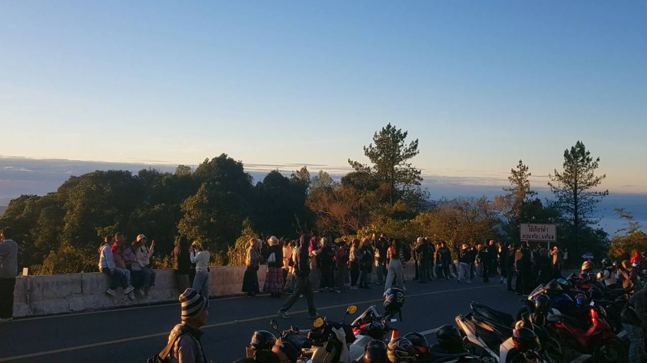 游客们畅享清晨,因特农山温度骤降至仅6度