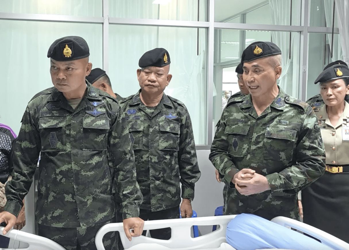 第二军区司令访问并鼓励3名因地雷受伤的泰国士兵