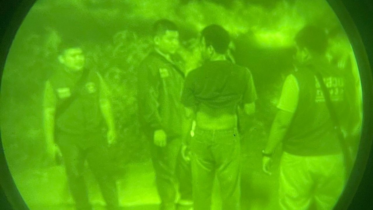 Klong Luek 警察局严密巡逻，使用红外摄像机发现两名柬埔寨男子深夜潜入泰国