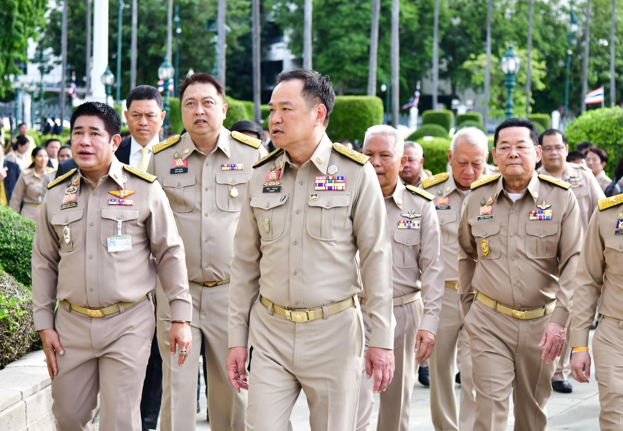 总理率部长和公务员尊重泰国国旗，纪念泰国国旗日2568年