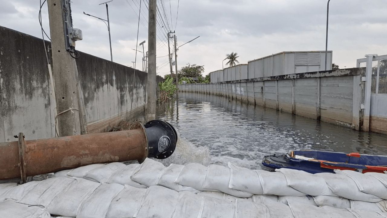第一军区司令与巴吞他尼省省长前往洪灾地区访问,为村民提供救济袋