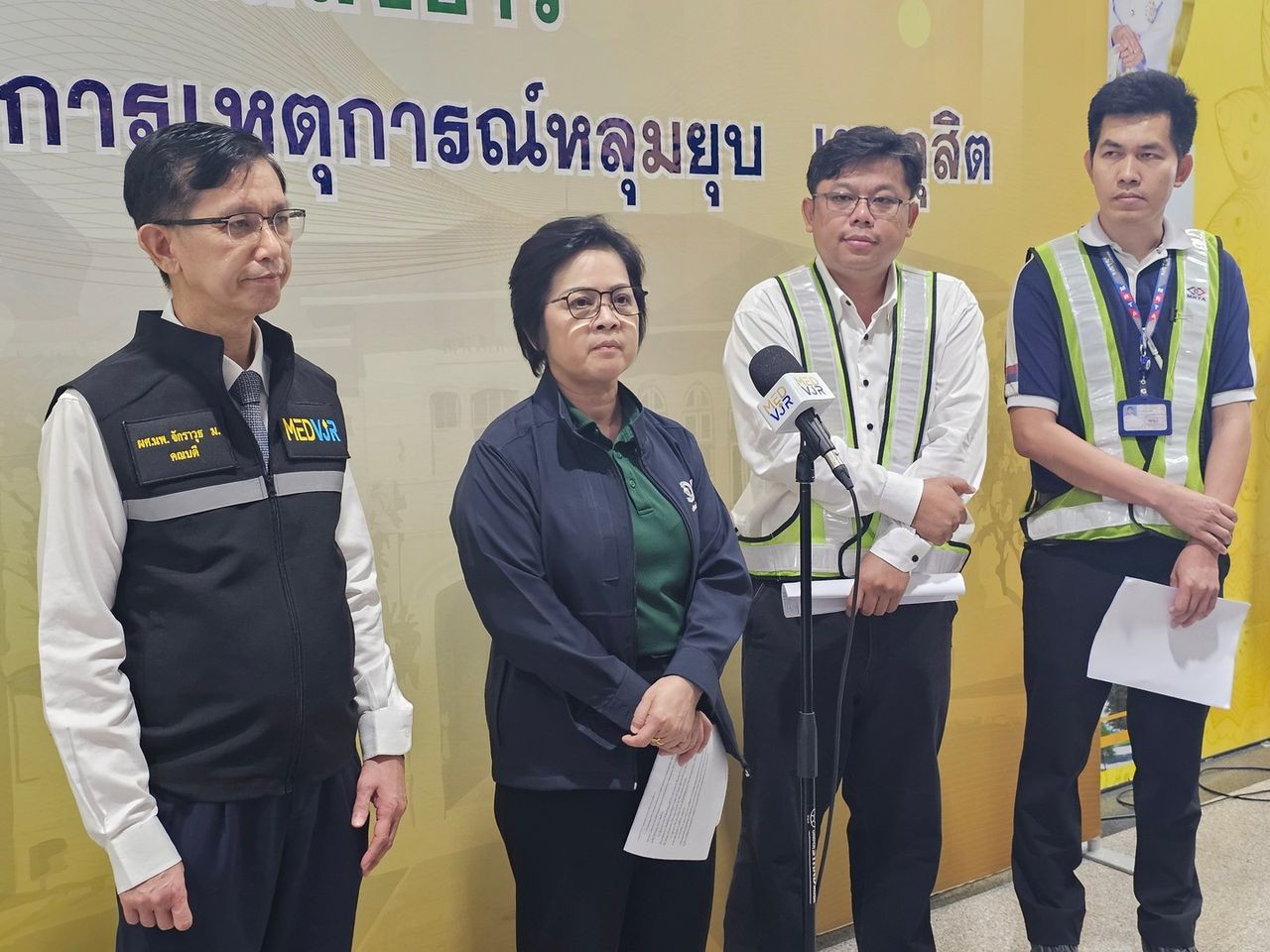 用沙子填补三森路的沉陷 增设短桩支撑三森警局建筑