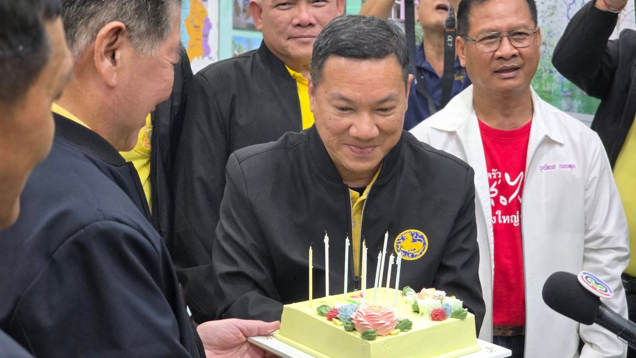 欢庆“普米塔姆”携生日蛋糕为“普拉帕特”庆生55岁生日