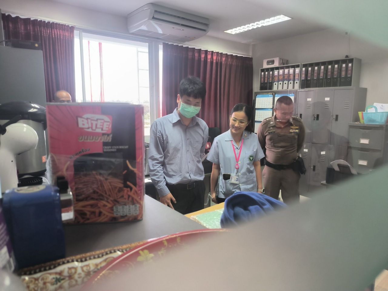 追捕惊险！15岁嗜毒少年偷车潜逃，每日吸食5片，母亲不得不锁链束缚
