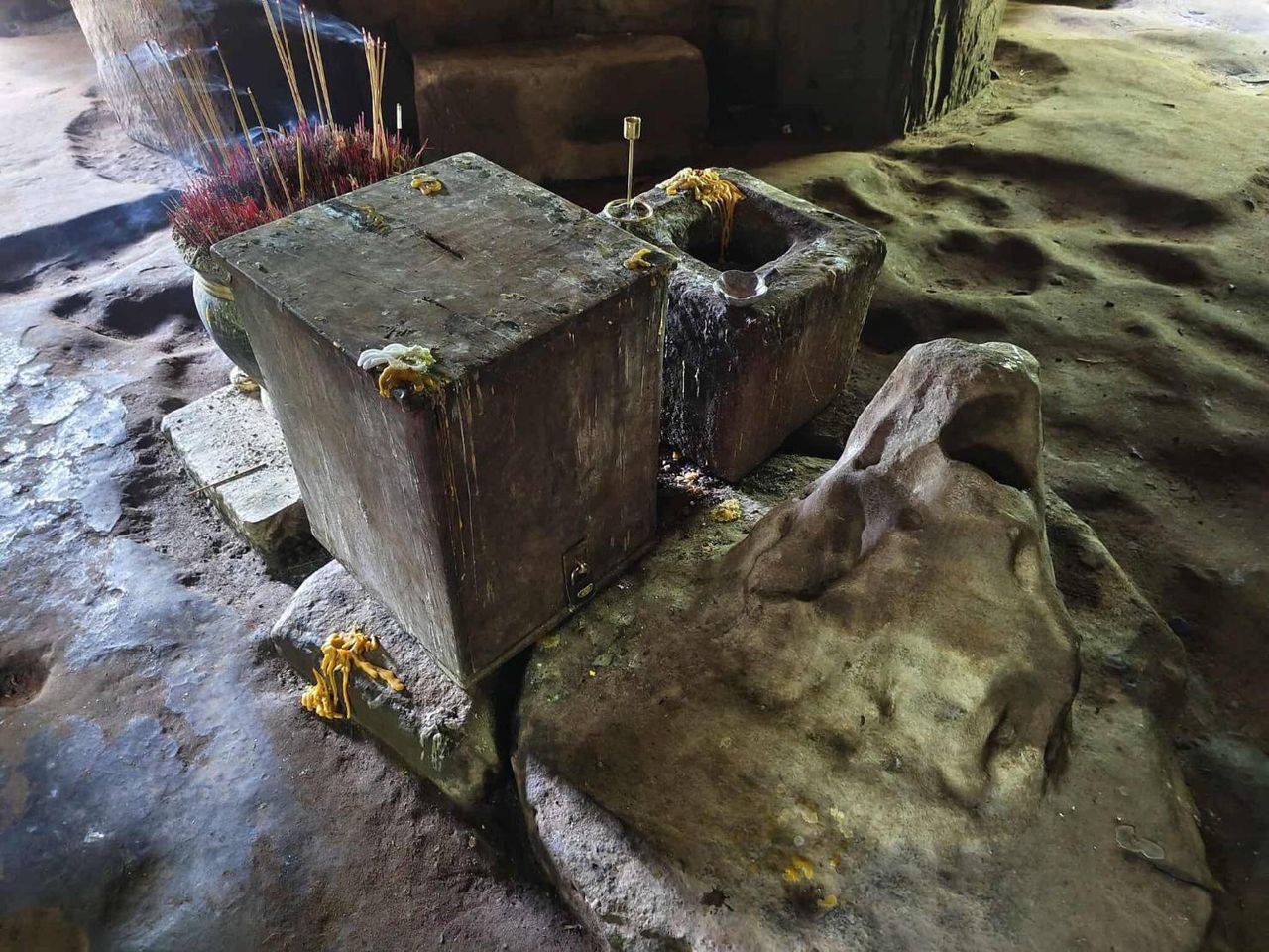 募捐箱在素林府塔夸伊寺前后，柬埔寨军队移除