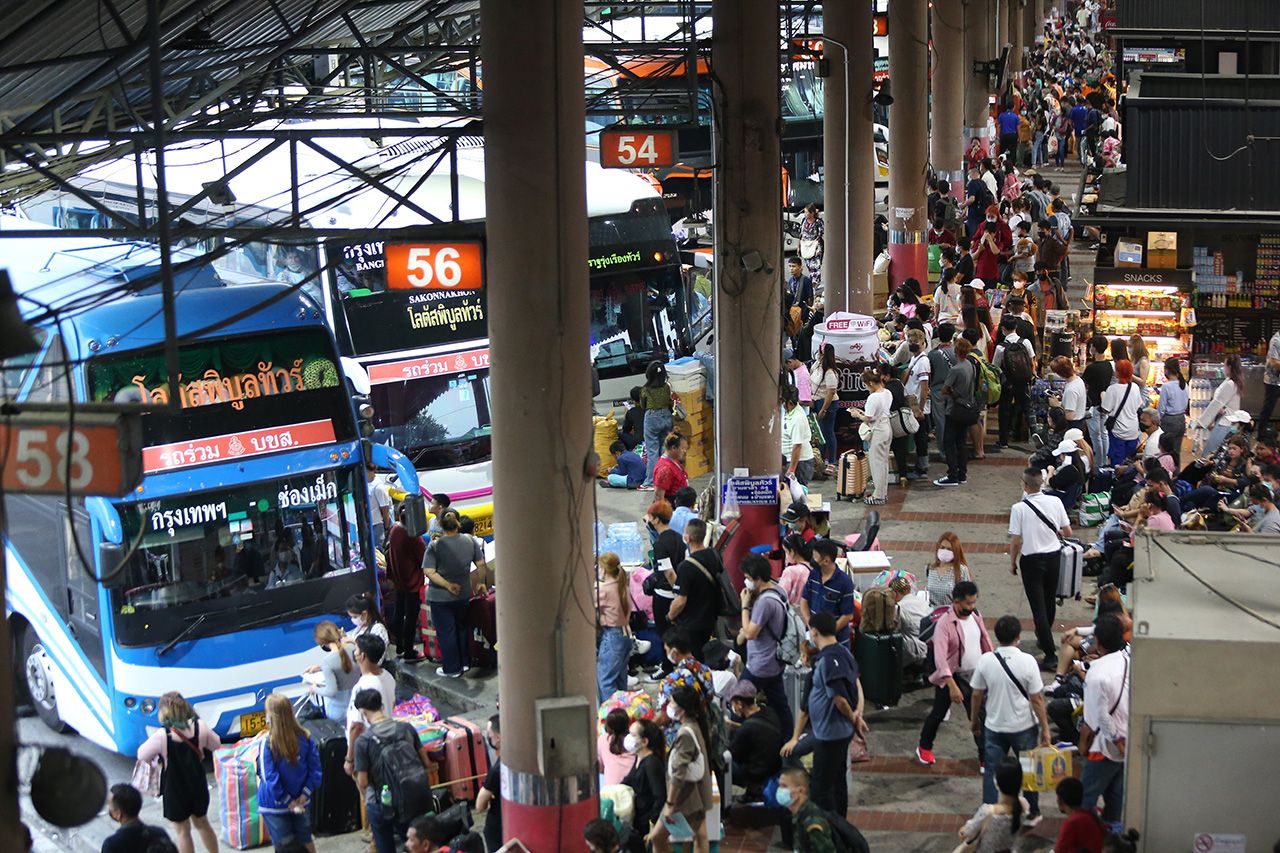 运输公司每天安排5000趟次车辆 增派1200辆车应对新年乘客出行