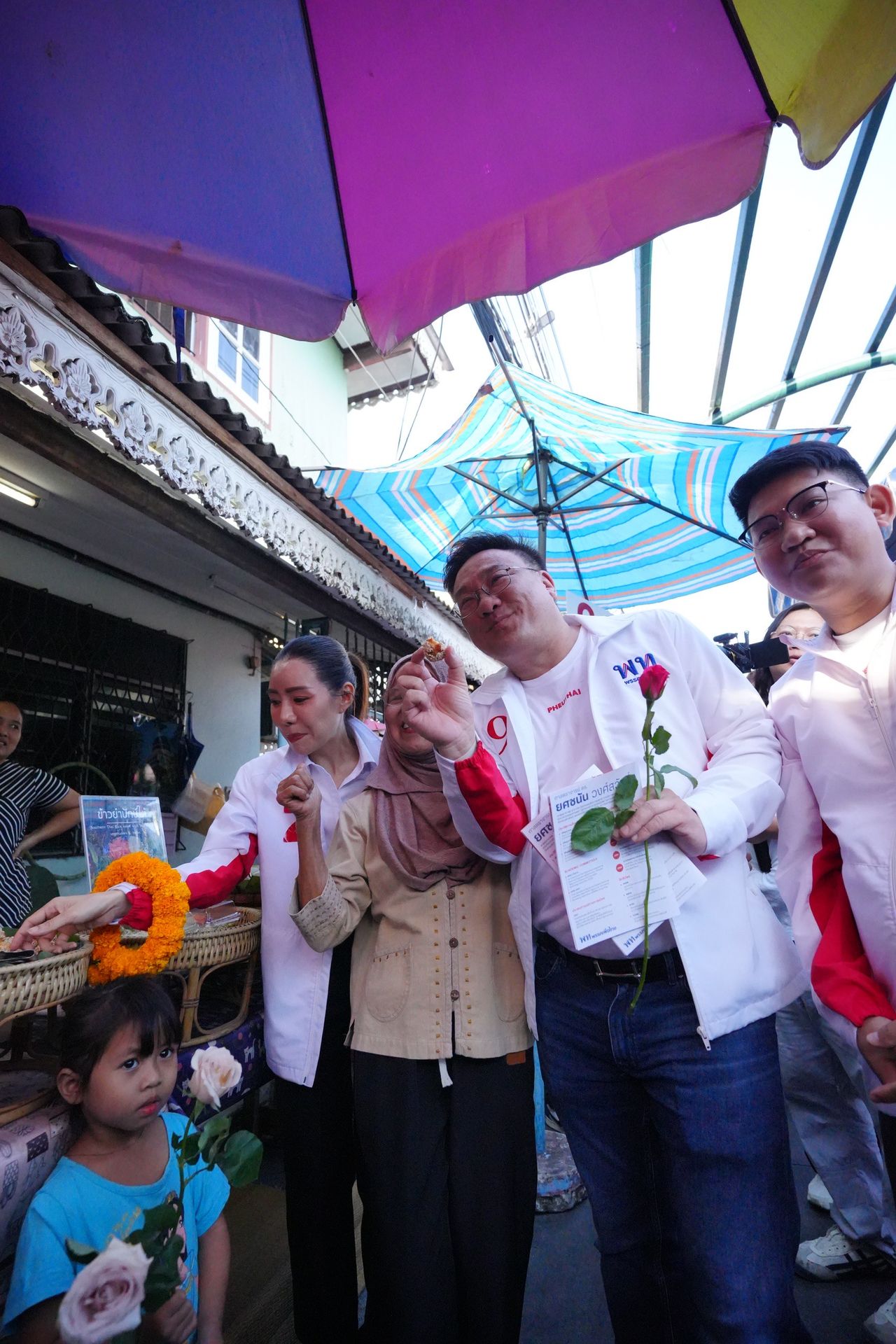 “朱尔攀” 探访素旺磊 向支持者展示“他信”签名的20泰铢