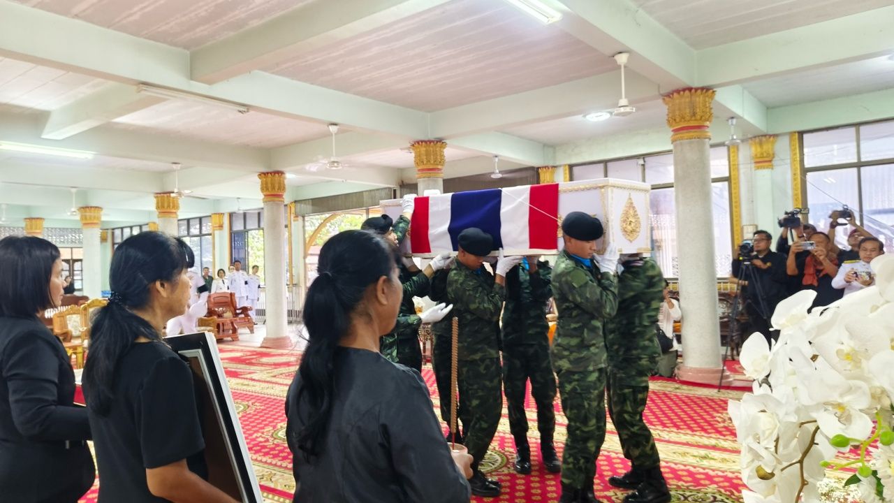 “士兵特德萨克”的遗体回到故乡,哥哥承诺继承弟弟的梦想