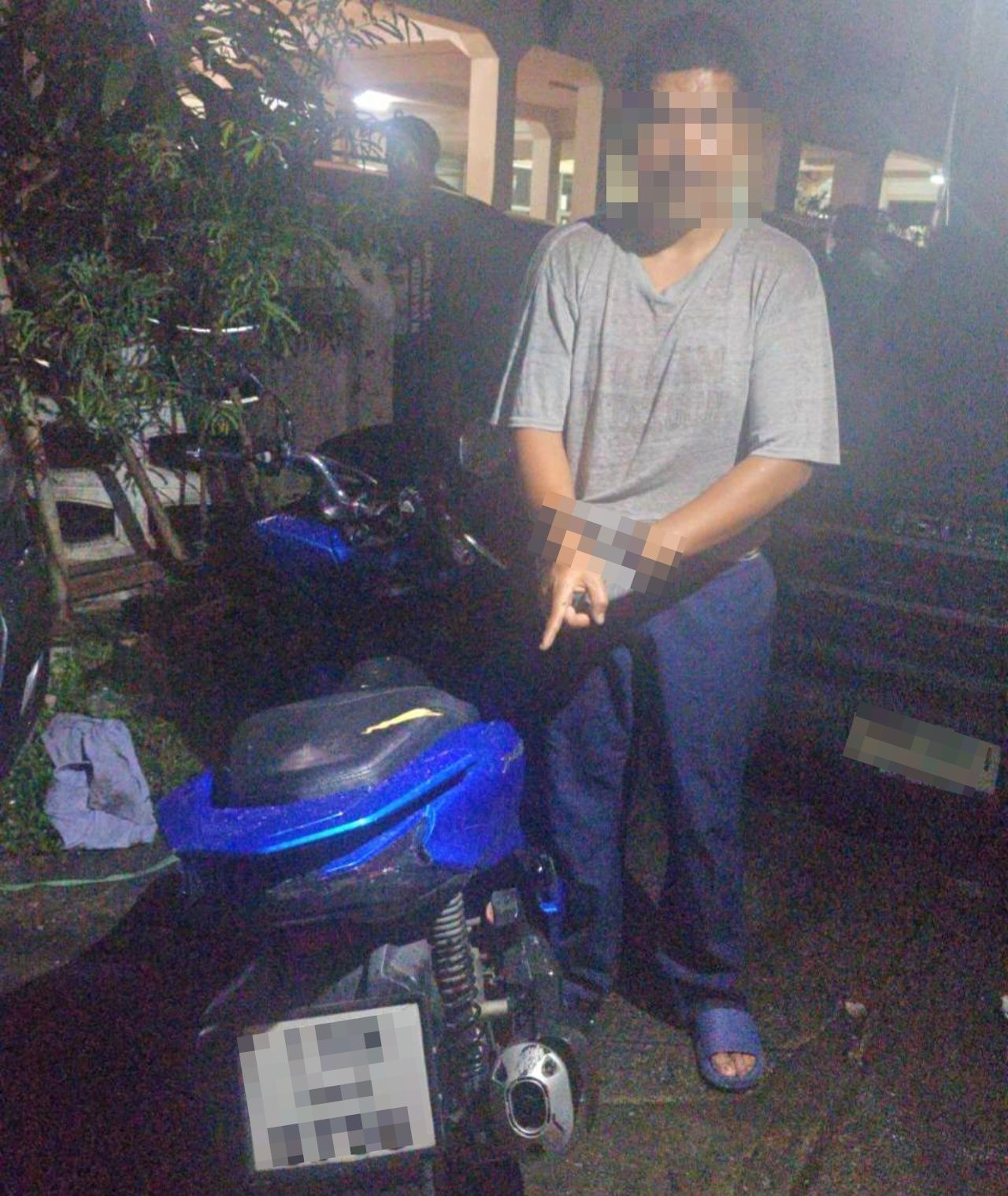 乘客对停车不满，将巨型爆竹绑在摩托车轮子上，骑手察看时爆炸，导致三指被炸断