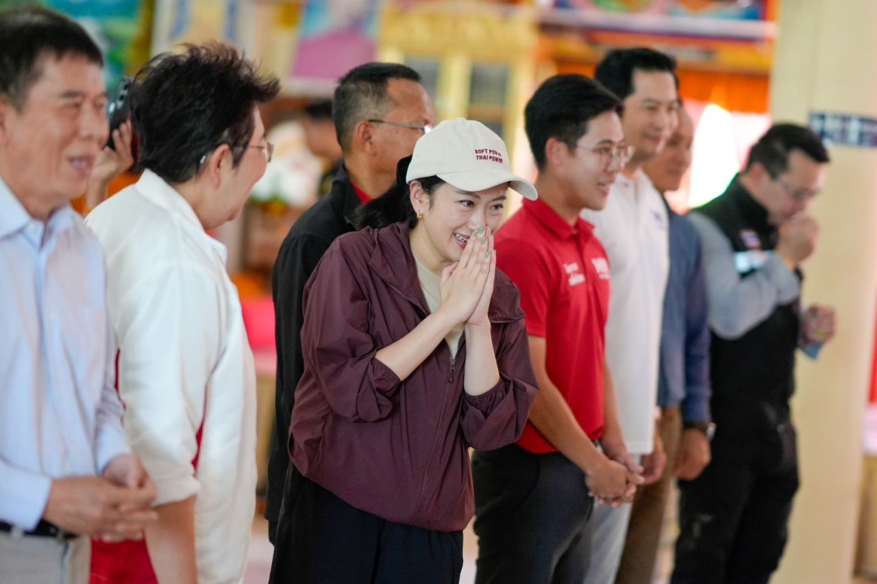 “英” 步行慰问水灾民众 即便是反对派仍为人民服务