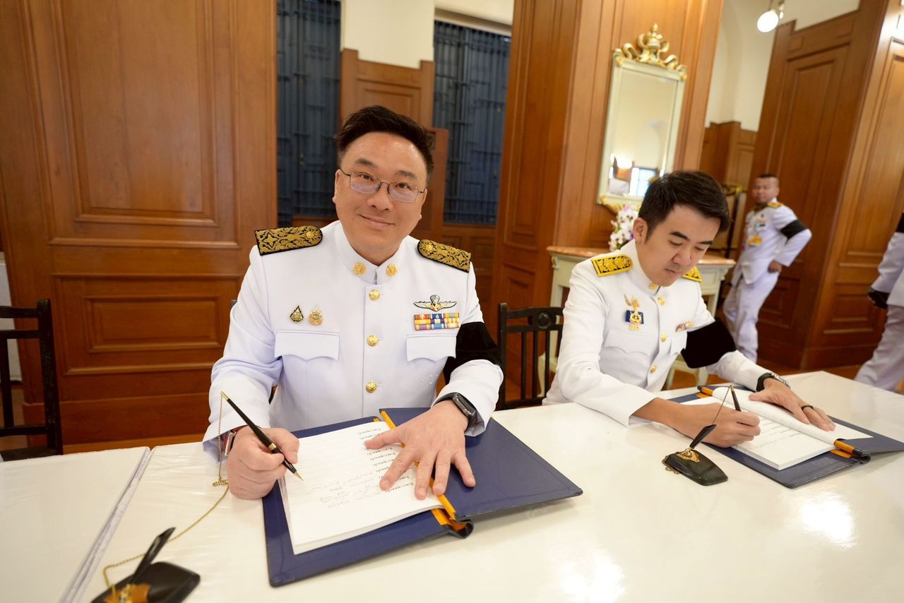 为泰党总理候选人签署新年祝福献给国王和王后