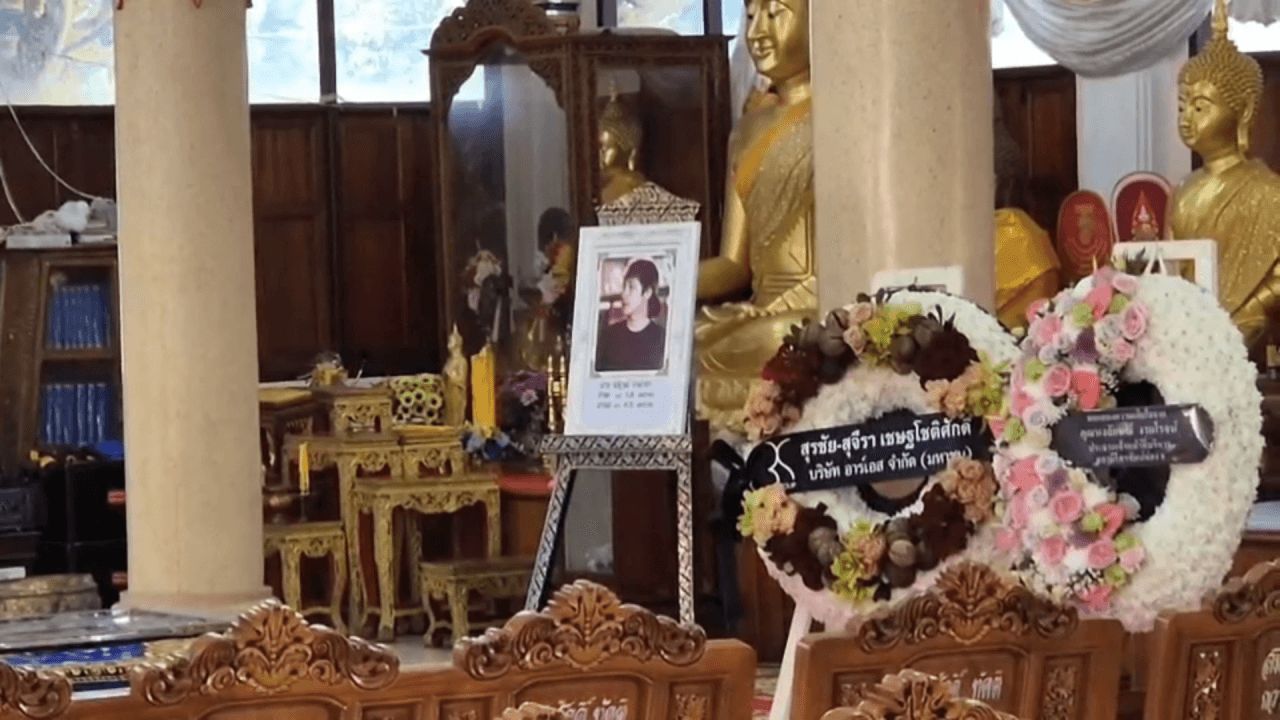 悲伤的氛围:“纳塔瓦·蓬兰加” 首夜葬礼和布道仪式