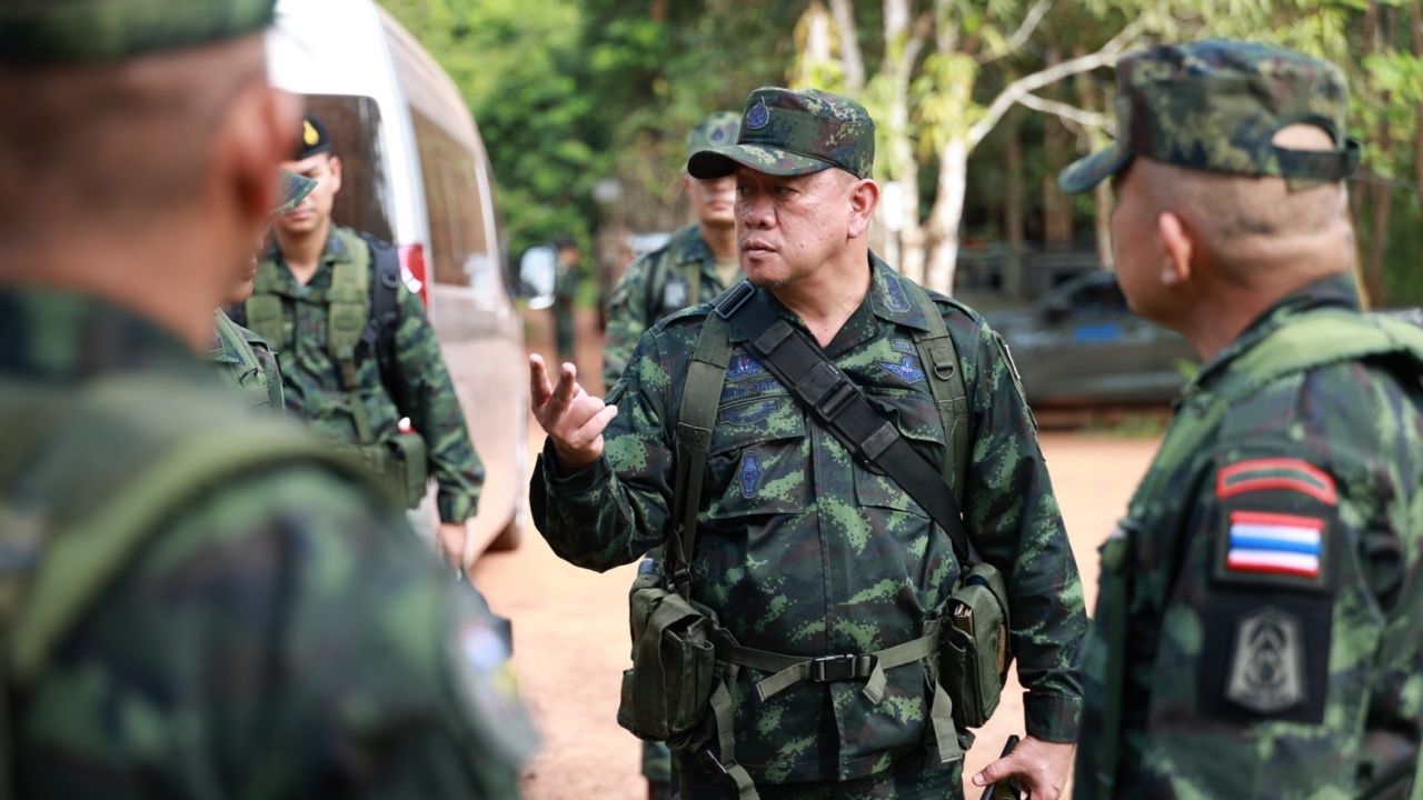 第二区司令官访问素林府地区 监督地雷清理任务