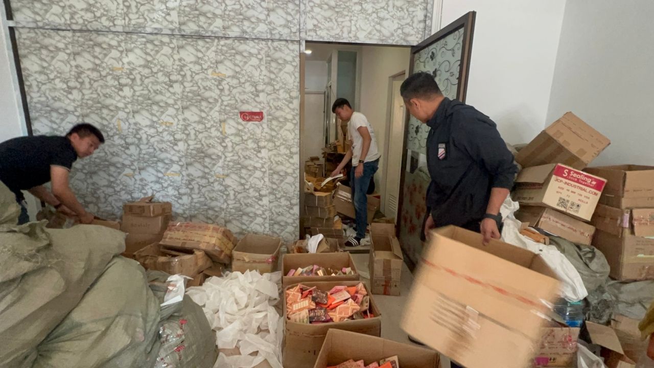 突袭仓库逮捕可疑女子:骗取货到付款购买客户名单