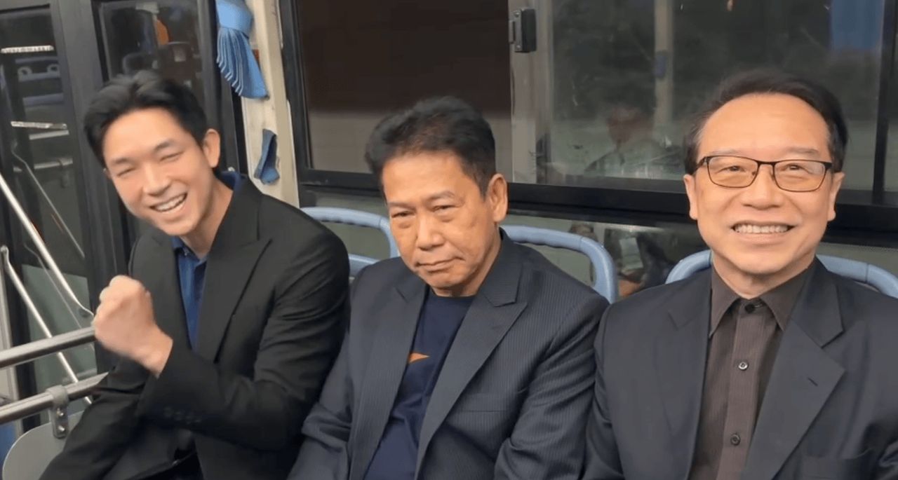 人民党安排橙色EV巴士 送33名曼谷议员候选人报名