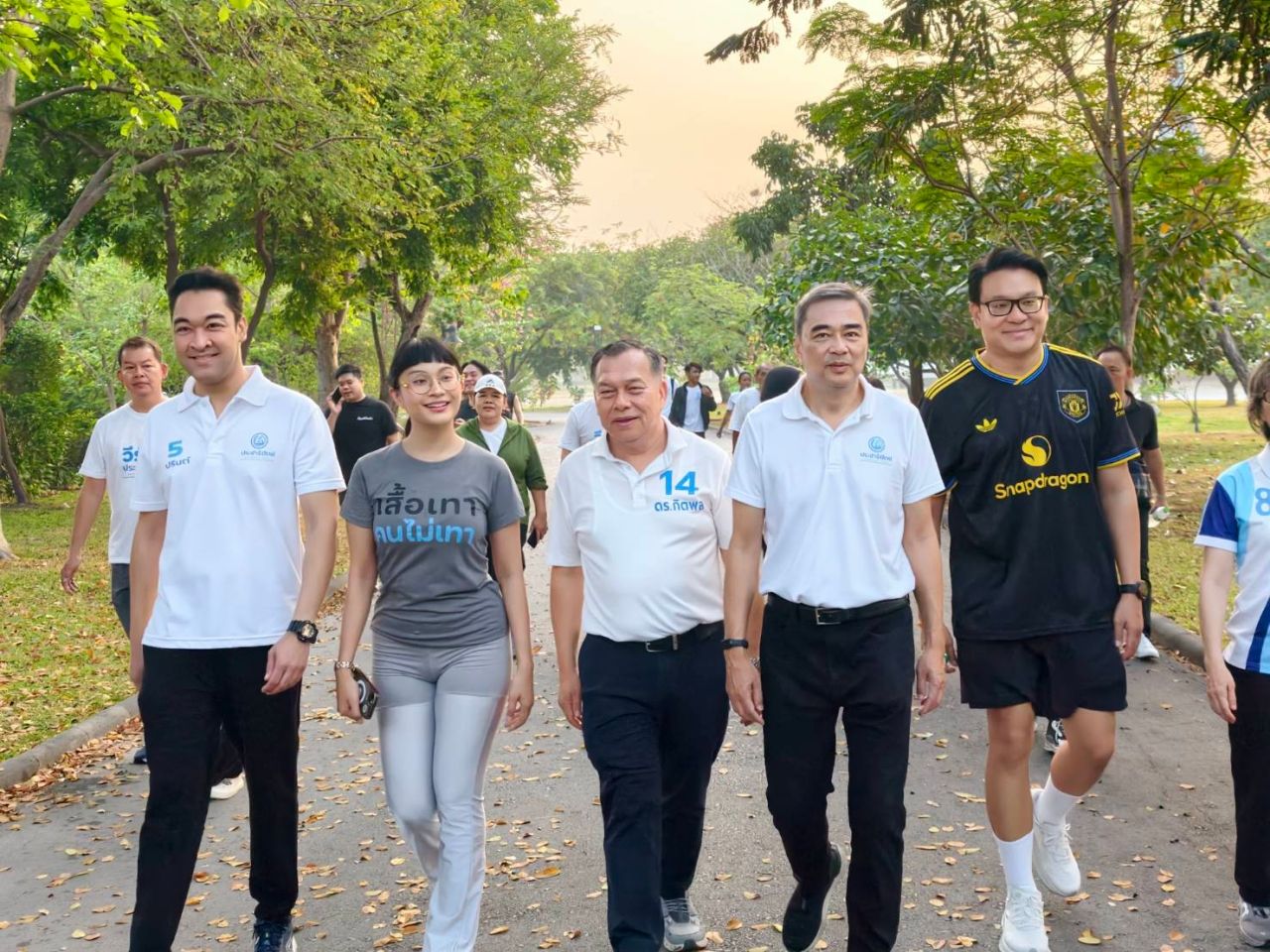 “阿披实”在曼谷三个选区拉票，强调民主党立场，主张清廉政治，不制造分裂