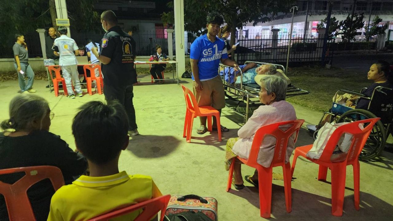 边境医院紧急撤离,救援队加紧将病患转移至安全地点治疗