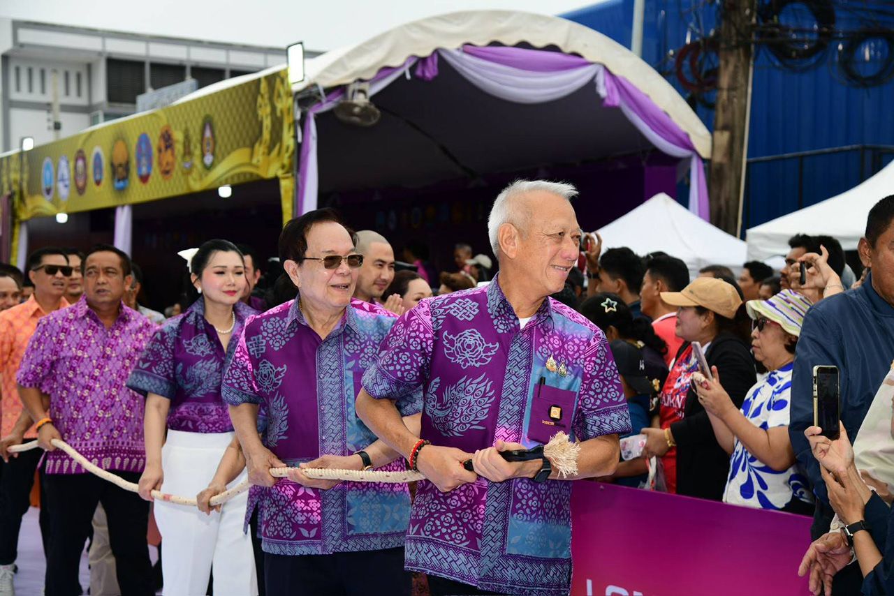 “พิพัฒน์” เปิดงานประเพณีชักพระสุราษฎร์ธานี ขับเคลื่อนเศรษฐกิจท่องเที่ยวภาคใต้