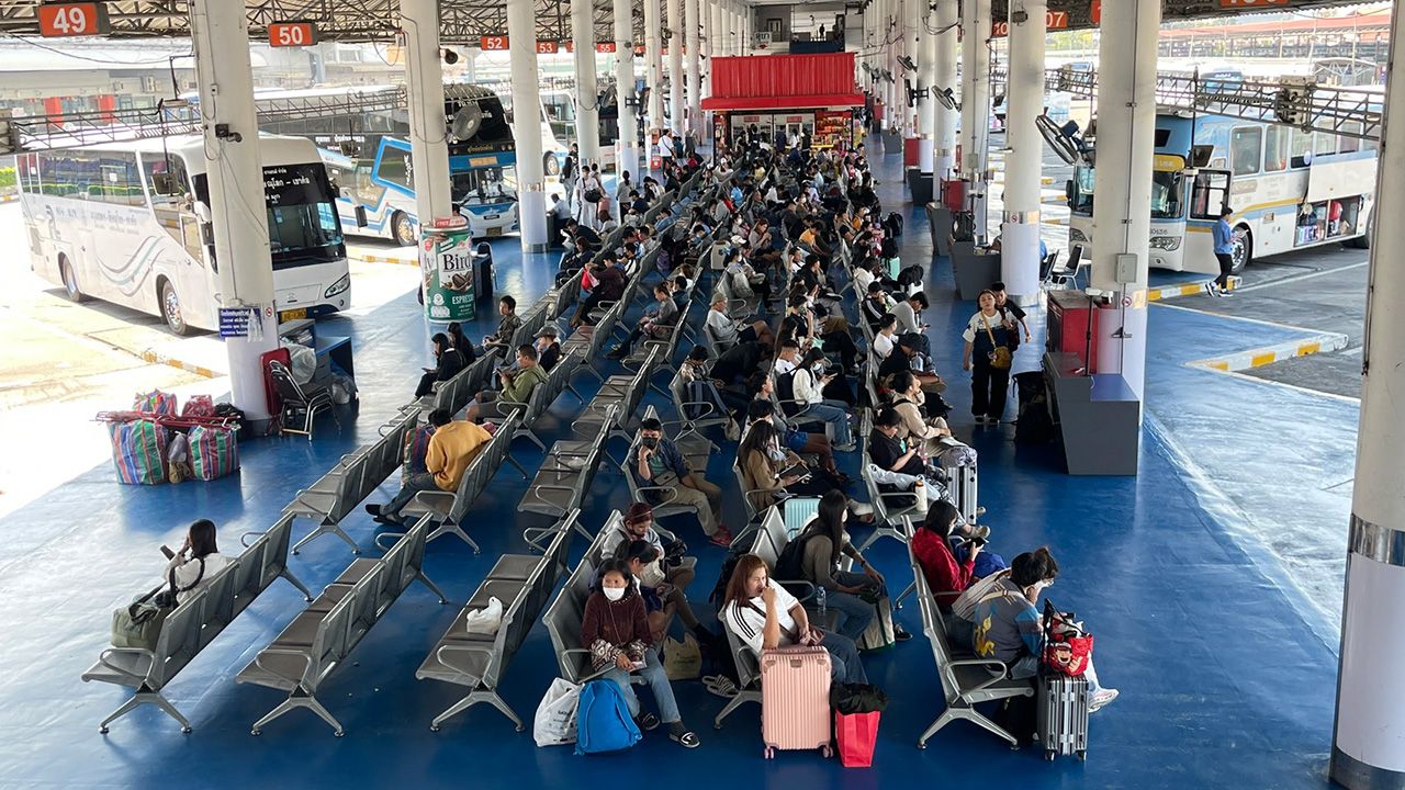 民众密集出行，提醒在北部和东北地区搭乘晚间18:00班车，需预留时间并小心假票