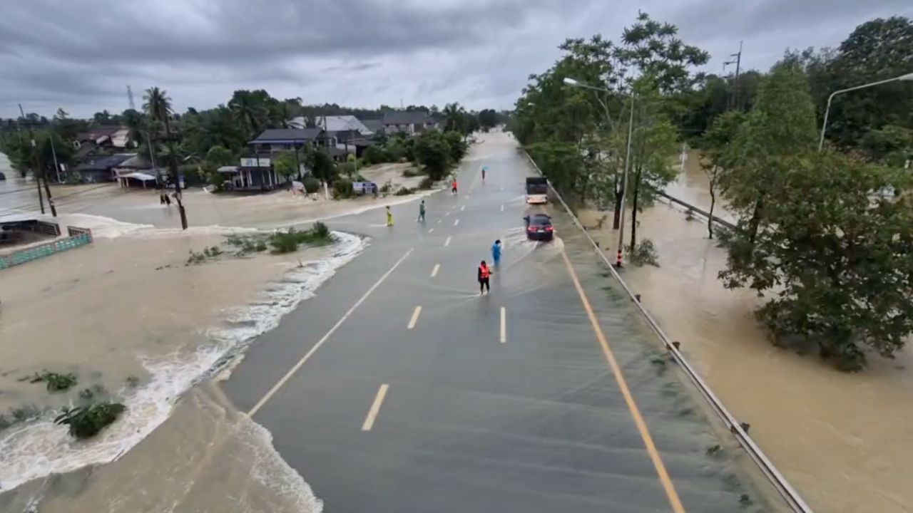 巴通府水灾未解 副总理下乡赈灾