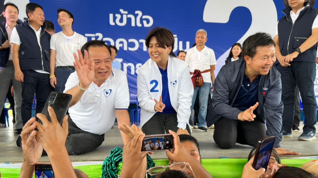 “安努廷” 带领“泰国自豪党”团队发表演讲，呼吁支持“金瓦拉”，确保不敢开边境关口